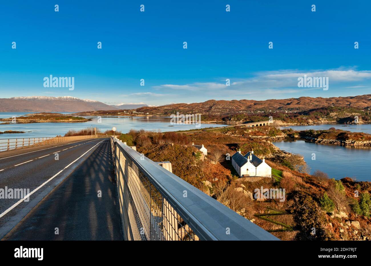 PONT DE SKYE ROSS-SHIRE ÉCOSSE VUE DU PONT ROUTIER À APPLECROSS COLLINES ET MAISON BLANCHE DU MUSÉE MAXWELL CI-DESSOUS Banque D'Images