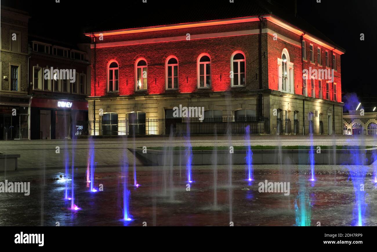 Les monuments de l'autre côté de Teesside sont devenus rouges pour marquer le jour du souvenir.ville de Stockton Hall Banque D'Images