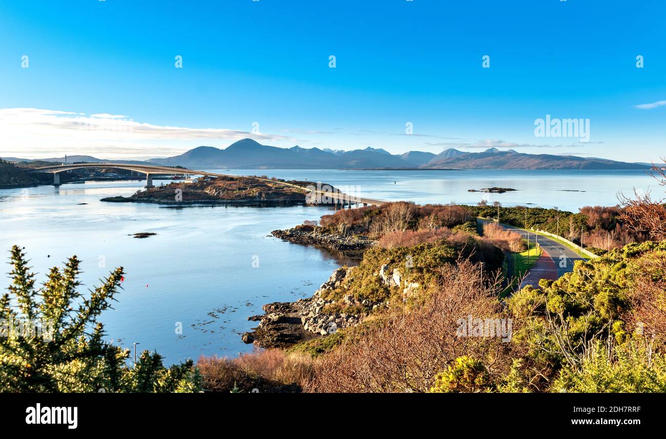 PONT DE SKYE ROSS-SHIRE ÉCOSSE VUE SUR LE PONT ROUTIER NOIR CUILLINS DANS LA DISTANCE Banque D'Images