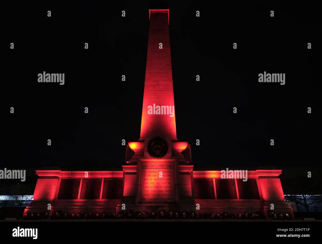Les monuments de l'autre côté de Teesside sont devenus rouges pour marquer le jour du souvenir.Hartlepool Cenotaph Banque D'Images