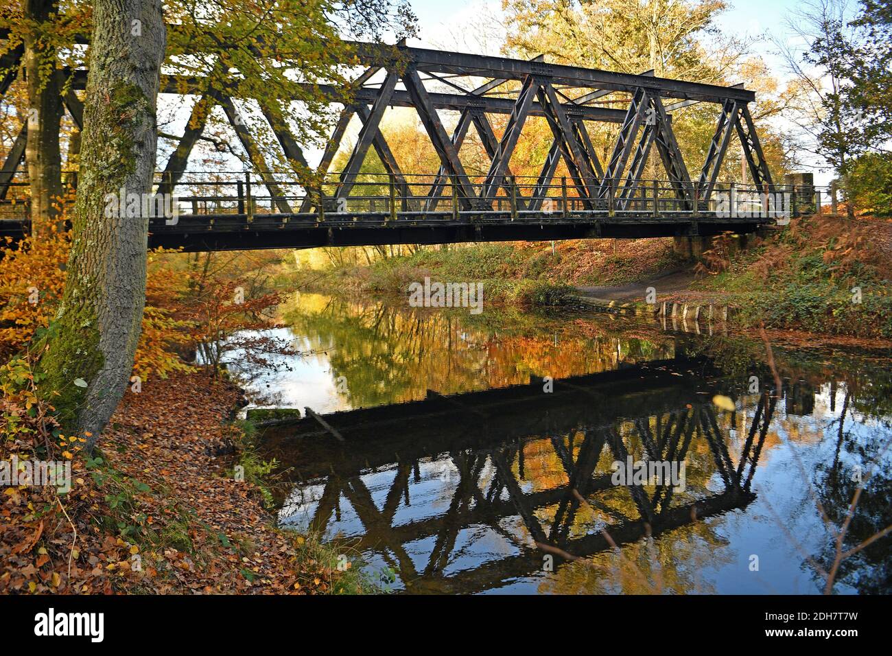 Photos pour une caractéristique sur Wellesley Woodland, Aldershot - automne Weekend Walks caractéristique. Pont sur le canal de Basingstoke. Banque D'Images