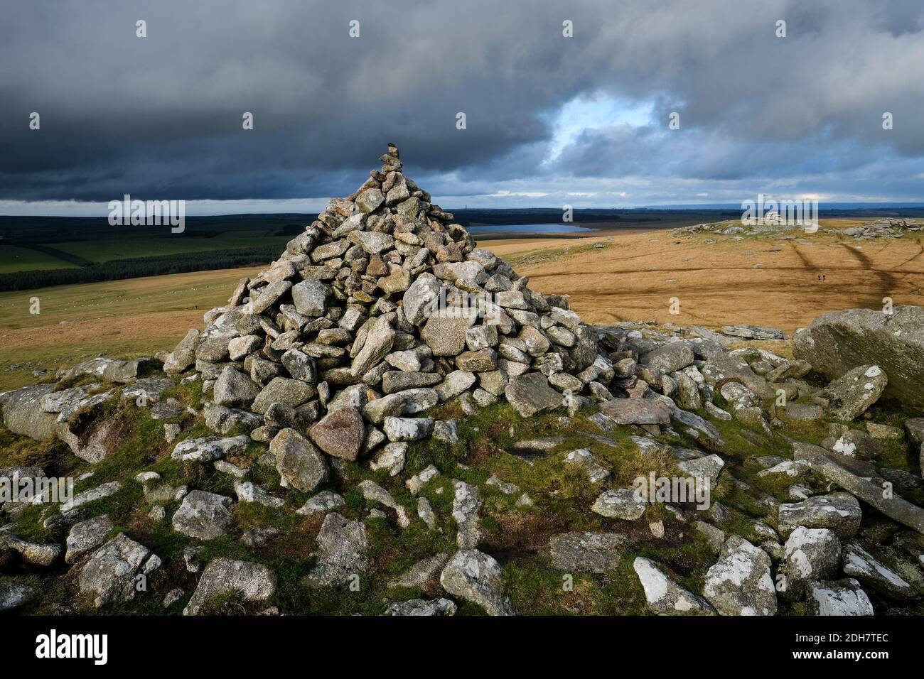 Un cairn sur Rough Tor, regardant à travers la montre Tor sur Bodmin Moor.jeudi 12 novembre 2020. Banque D'Images