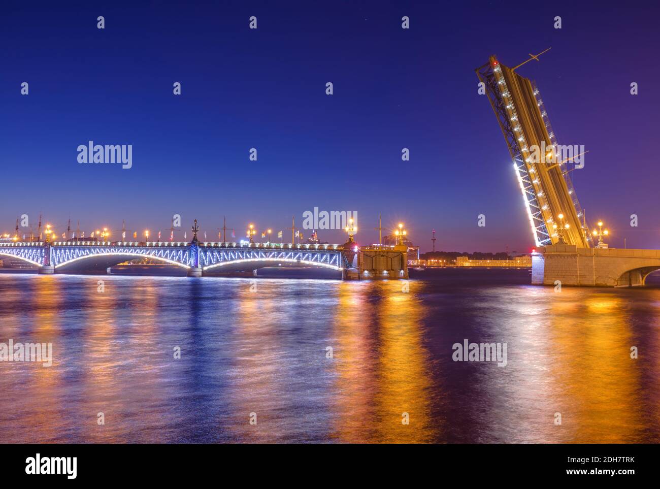 Rivière Neva et pont Troitsky ouvert - Saint-Pétersbourg Russie Banque D'Images