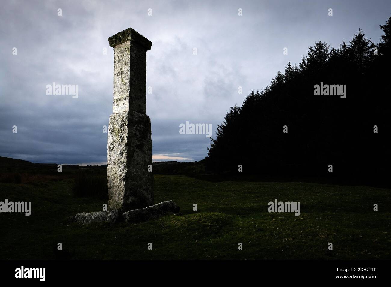 Un monument en dessous de la showery Tor et Rough Tor sur Bodmin Moor, dit pour marquer l'endroit où Charlotte Dymond a été assassinée en 1844.jeudi 12 novembre 2020. Banque D'Images