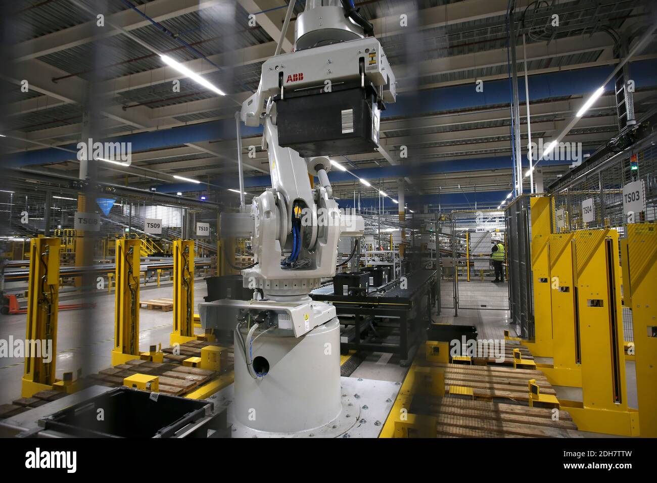 Un bras robotique en action à l'intérieur du site Amazon EMA2 à Sutton-in-Ashfield.en coulisses au site Amazon EMA2 à Sutton-in-Ashfield, dans le Nottinghamshire. Les achats en ligne ont connu une croissance rapide pendant la pandémie du coronavirus 2020, avec des magasins fermés, des lockdowns et des personnes prenant livraison d'articles au lieu de sortir. Photo prise le 25 novembre 2020 Banque D'Images