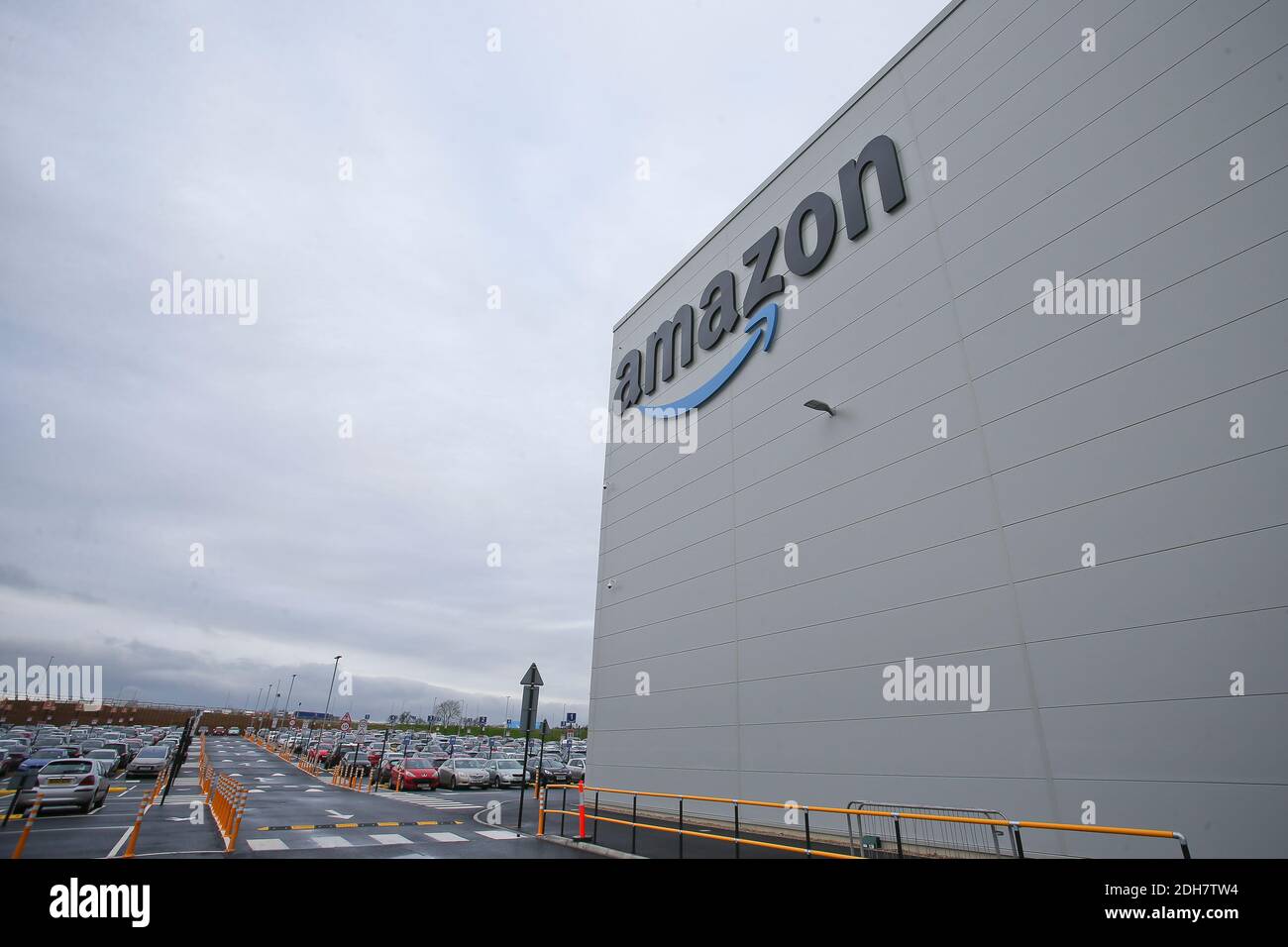 Vue sur le site Amazon EMA2 de Sutton-in-Ashfield. Dans les coulisses du site Amazon EMA2 de Sutton-in-Ashfield, dans le tinghamshire. Photo: Mercredi 25 novembre 2020. Les achats en ligne ont connu une croissance rapide pendant la pandémie du coronavirus 2020, avec des magasins fermés, des lockdowns et des personnes prenant livraison d'articles au lieu de sortir. Photo prise le 25 novembre 2020 Banque D'Images