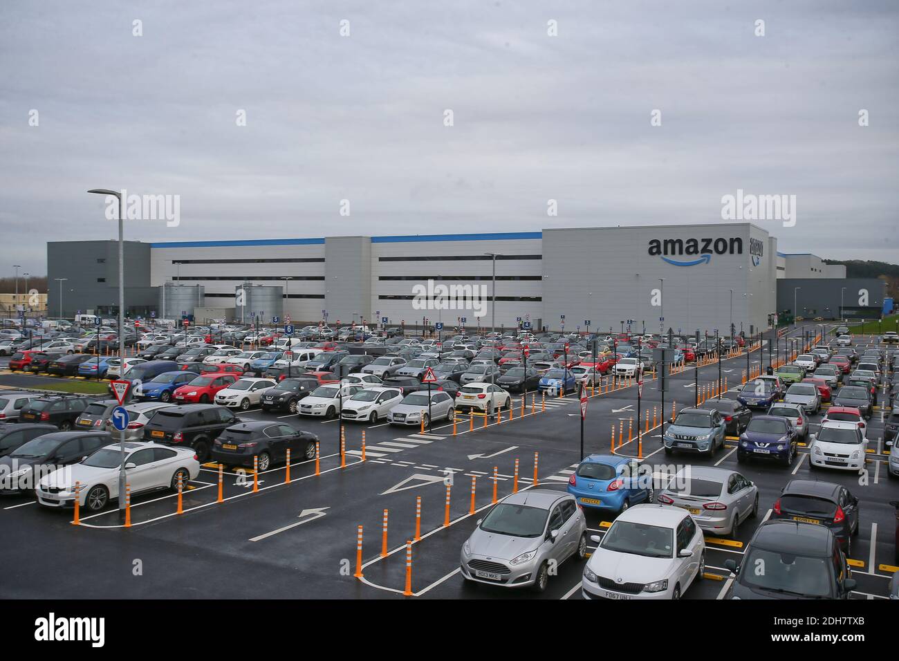 Vue sur le site Amazon EMA2 de Sutton-in-Ashfield. Dans les coulisses du site Amazon EMA2 de Sutton-in-Ashfield, dans le tinghamshire. Photo: Mercredi 25 novembre 2020. Les achats en ligne ont connu une croissance rapide pendant la pandémie du coronavirus 2020, avec des magasins fermés, des lockdowns et des personnes prenant livraison d'articles au lieu de sortir. Photo prise le 25 novembre 2020 Banque D'Images