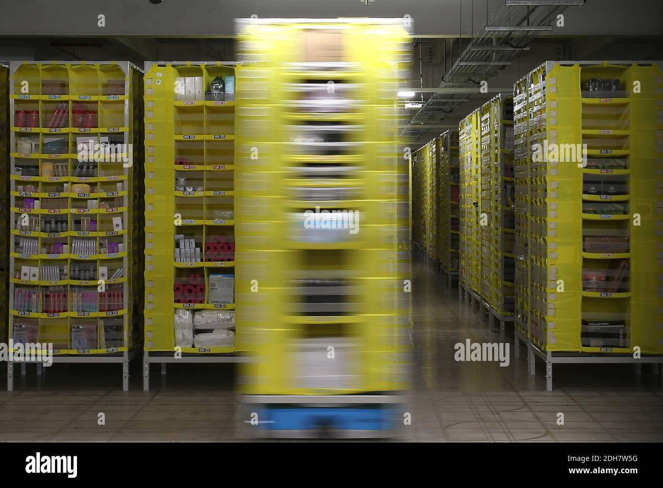 Les palettes automatisées déplacent les produits directement vers les opérateurs du site Amazon EMA2 de Sutton-in-Ashfield.dans les coulisses du site Amazon EMA2 de Sutton-in-Ashfield, dans le Nottinghamshire. Les achats en ligne ont connu une croissance rapide pendant la pandémie du coronavirus 2020, avec des magasins fermés, des lockdowns et des personnes prenant livraison d'articles au lieu de sortir. Photo prise le 25 novembre 2020 Banque D'Images