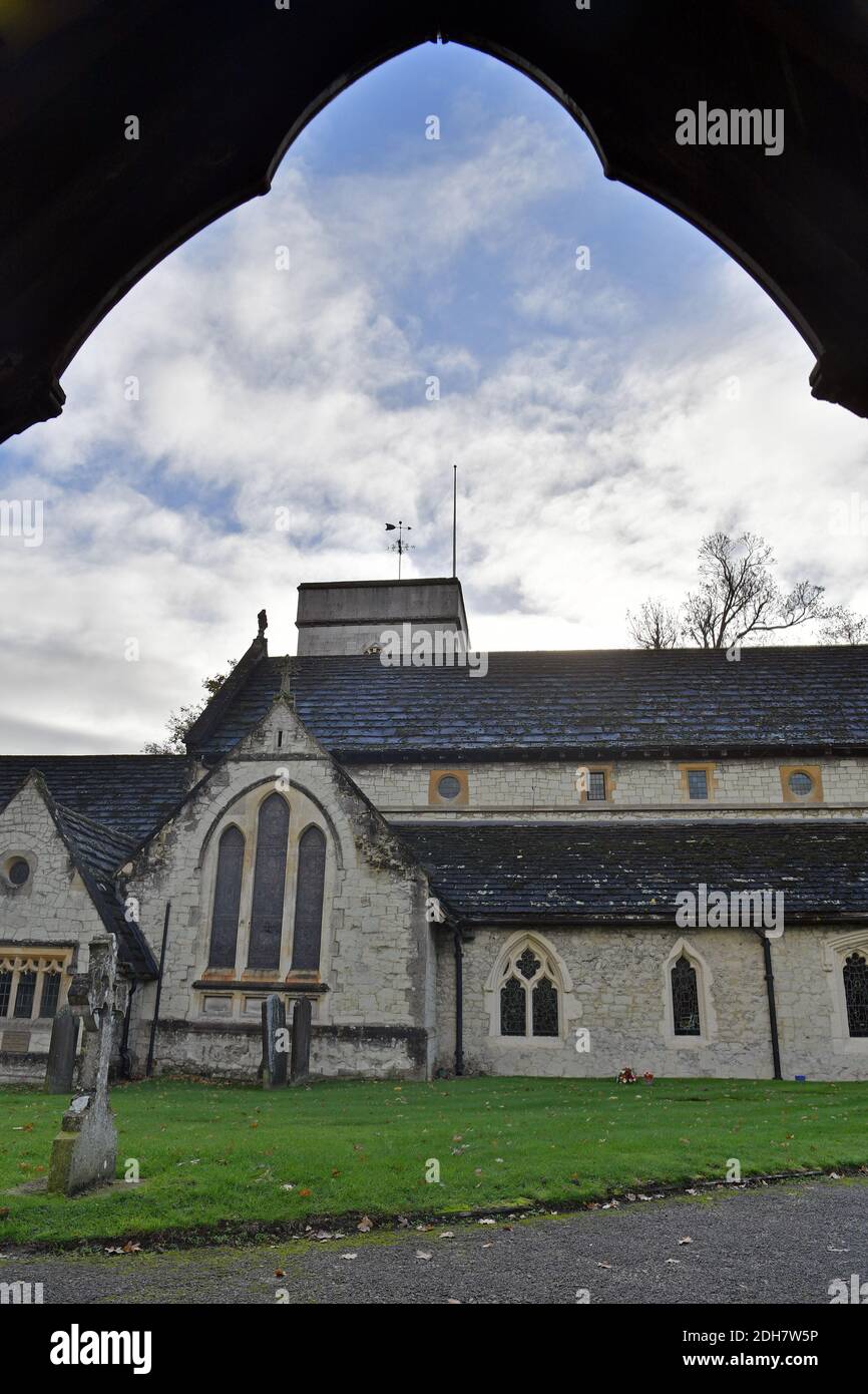 GV of St. Michael's Church, Church Street, Betchworth, présenté dans four Weddings and a Funeral, jeudi 12 novembre 2020. Banque D'Images