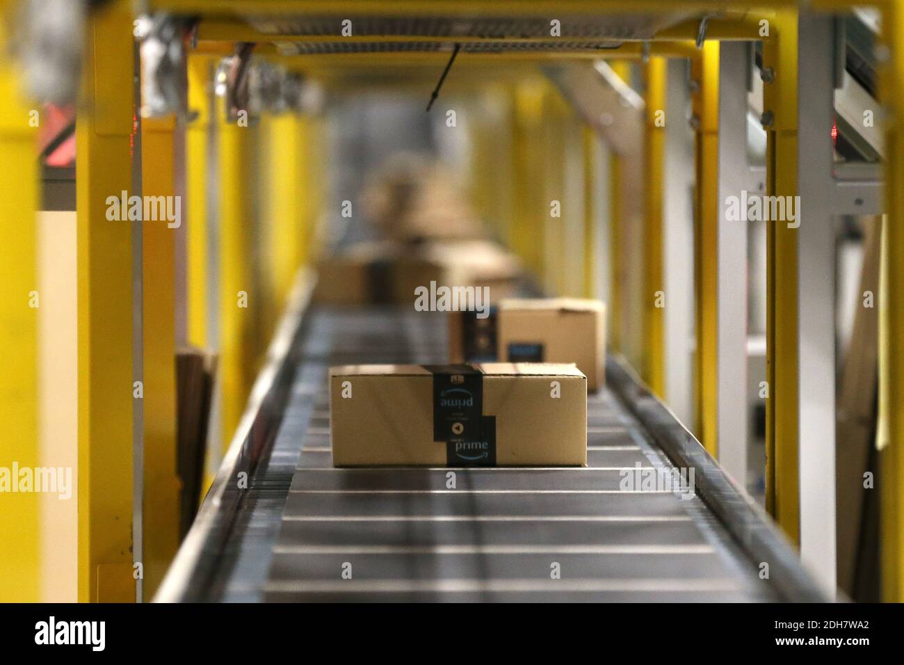 À l'intérieur du site Amazon EMA2 à Sutton-in-Ashfield.derrière les coulisses du site Amazon EMA2 à Sutton-in-Ashfield, dans le Nottinghamshire. Les achats en ligne ont connu une croissance rapide pendant la pandémie du coronavirus 2020, avec des magasins fermés, des lockdowns et des personnes prenant livraison d'articles au lieu de sortir. Photo prise le 25 novembre 2020 Banque D'Images