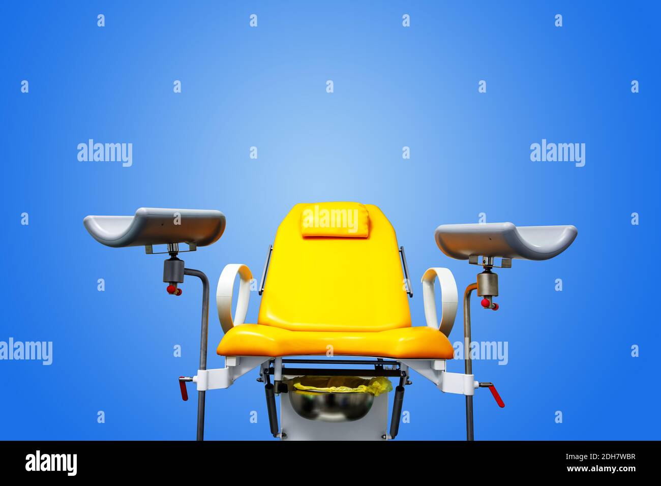 Chaise gynécologique, fond jaune sur fond bleu isolé. Concept de l'examen médical des femmes. Banque D'Images
