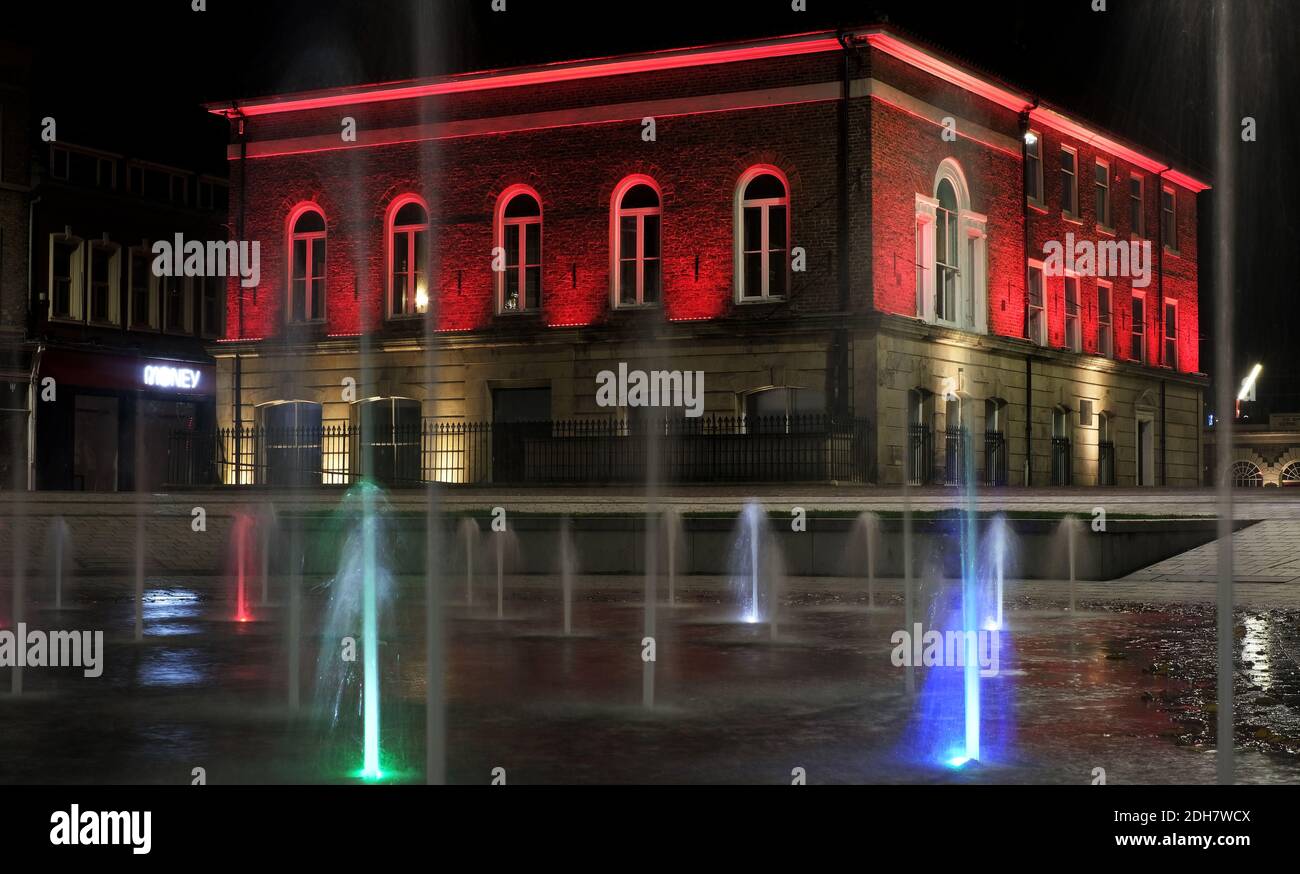 Les monuments de l'autre côté de Teesside sont devenus rouges pour marquer le jour du souvenir.ville de Stockton Hall Banque D'Images