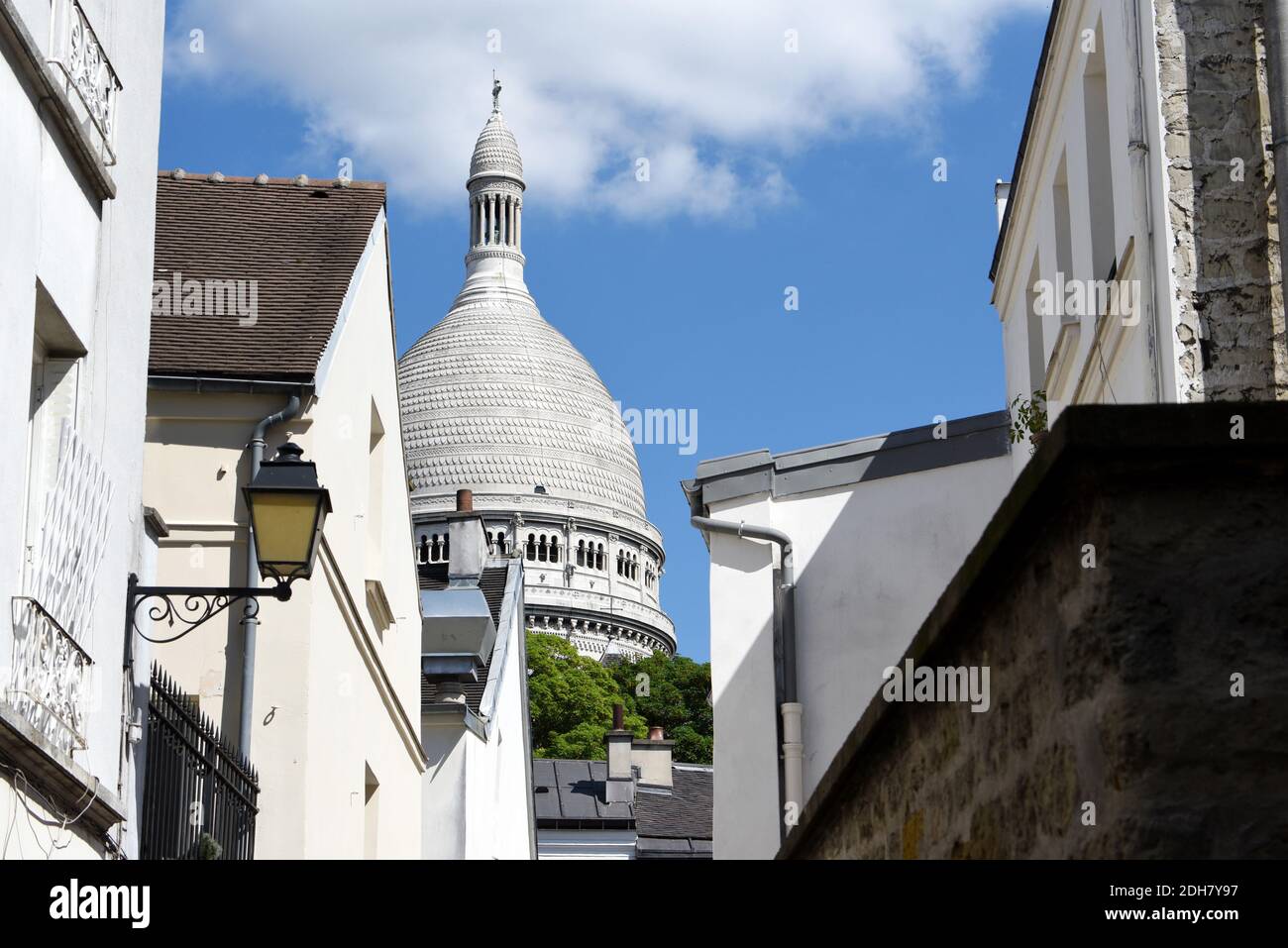 Paris (France) : quartier de Montmartre dans le 18ème arrondissement (quartier). Voie sur la colline de Montmartre. En arrière-plan, la basilique du S Banque D'Images