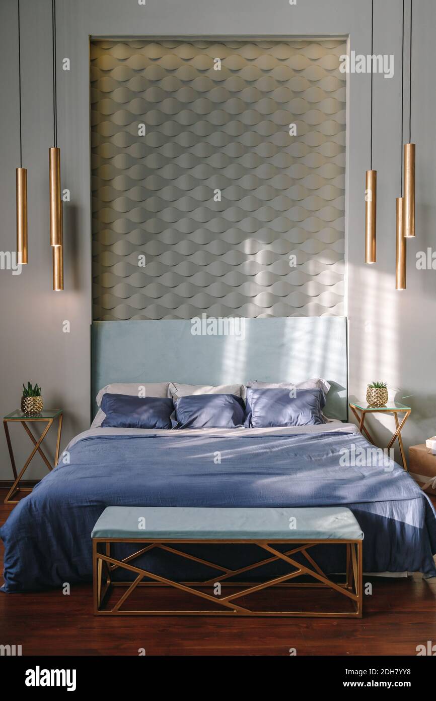 Une chambre riche et riche. Décoration élégante et glamour, style baroque,  pour une chambre à coucher de rêve. Turquoise, couleur bleue, personne.  Peignoirs sur le lit, oreillers Photo Stock - Alamy