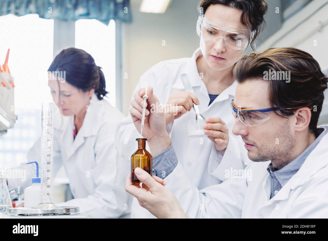 Équipe de scientifiques examinant l'échantillon en laboratoire Banque D'Images