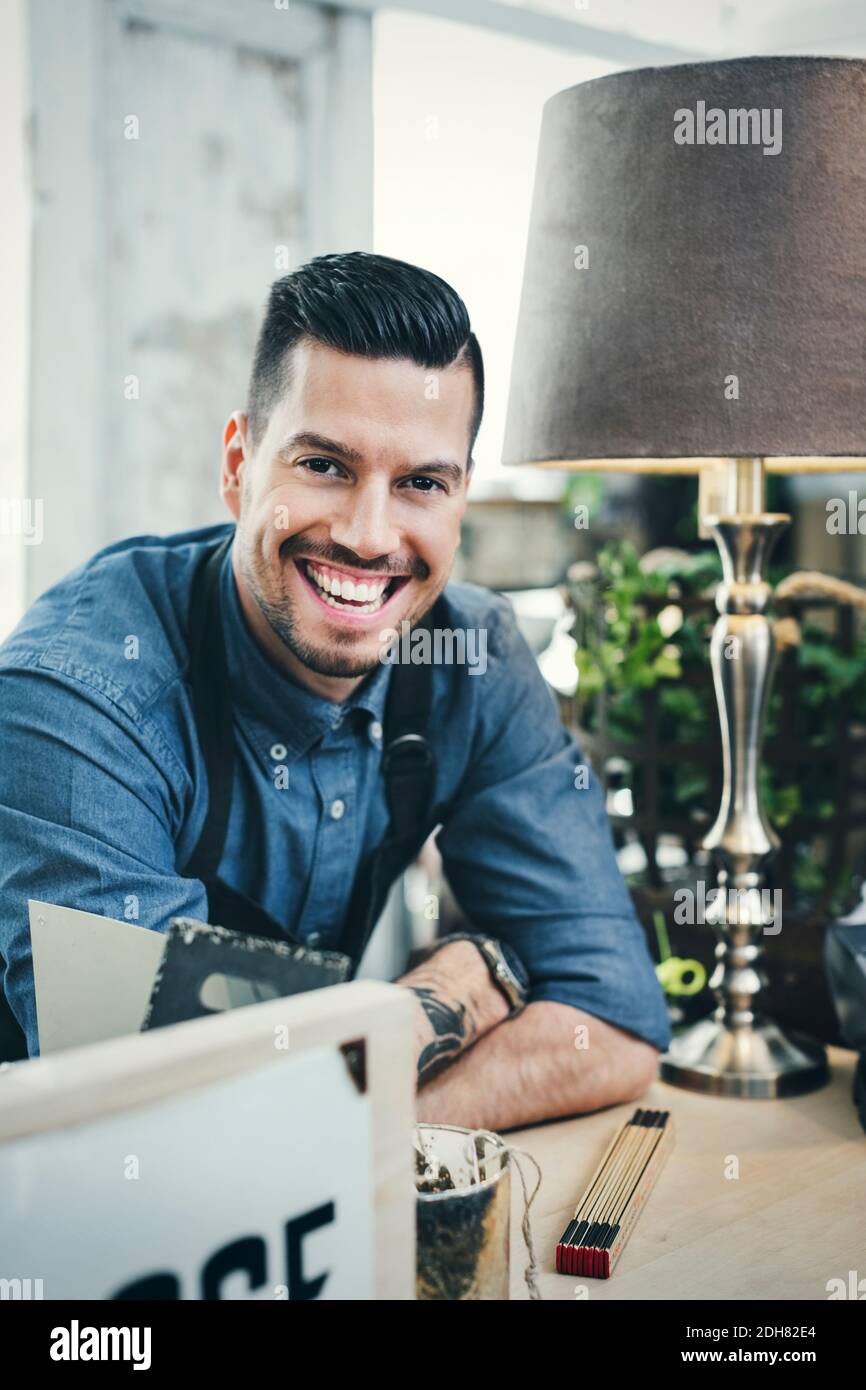 Portrait du caissier heureux à la table Banque D'Images
