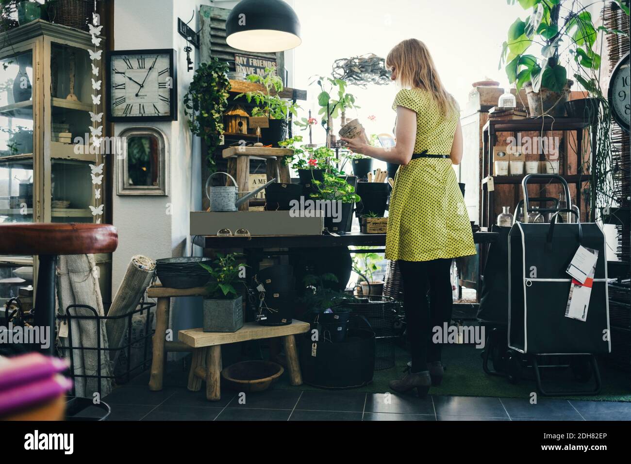 Vue arrière d'une femme travaillant dans un atelier de design intérieur Banque D'Images