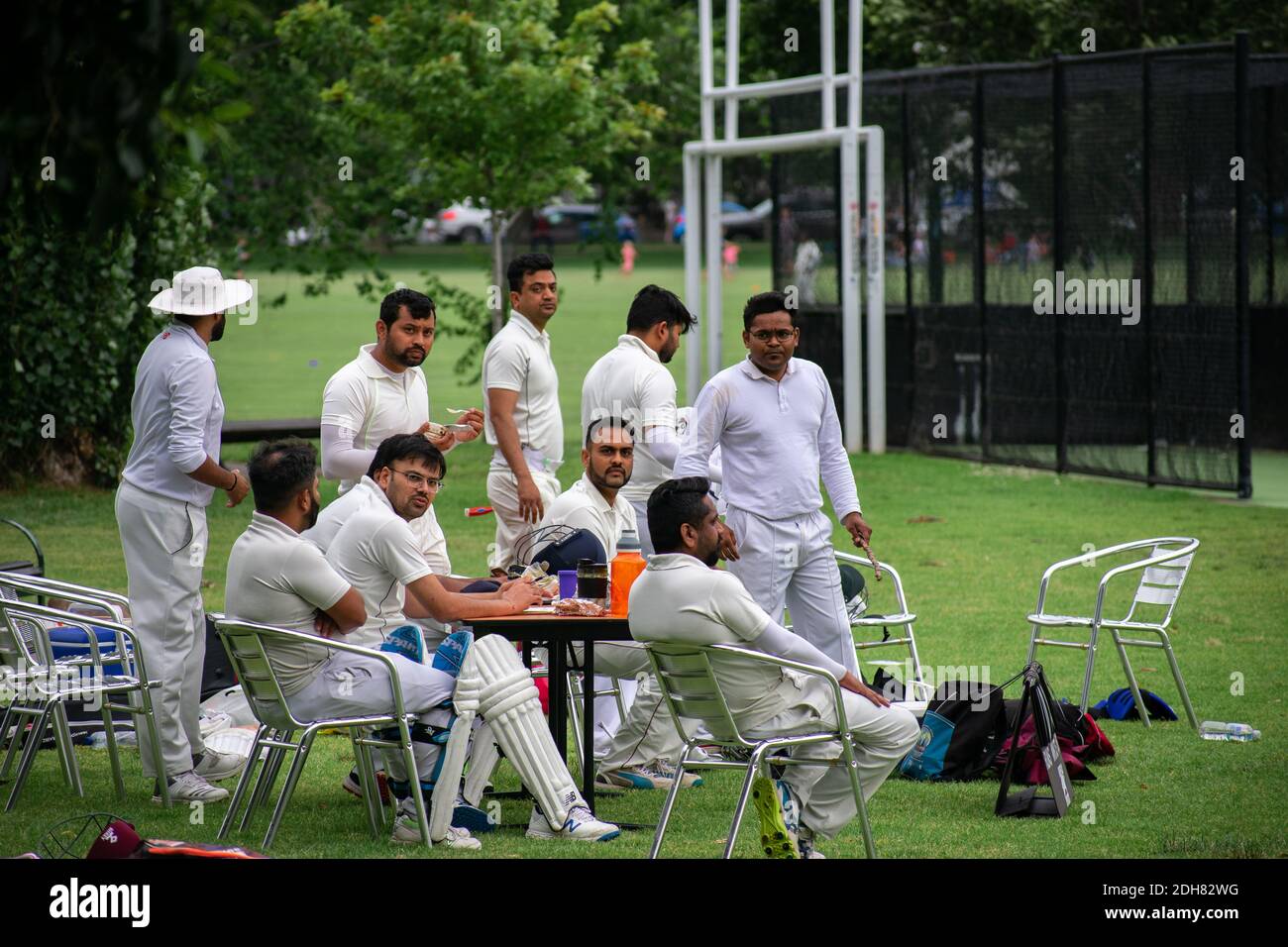 Melbourne, Victoria. 5 décembre 2020. Melbourne Freedom Rally. Les joueurs de cricket locaux regardent la manifestation en cours. Credit: Jay Kogler/Alay Live News Banque D'Images