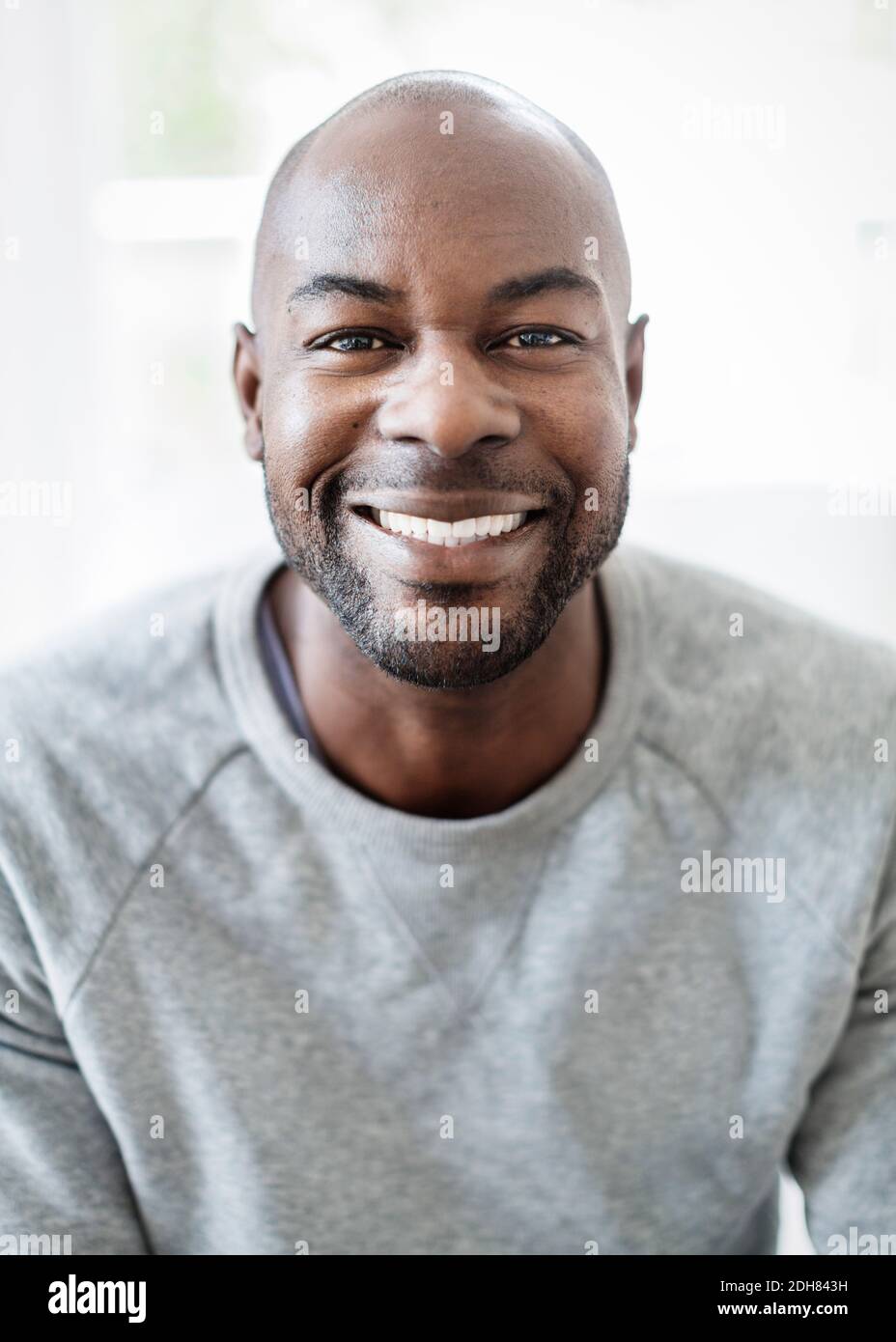 Portrait of happy man sitting at home Banque D'Images
