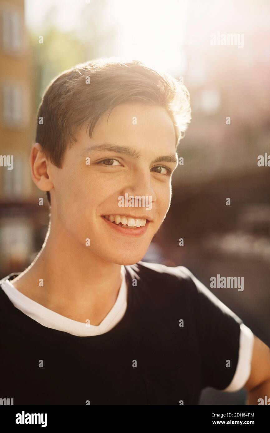 Portrait of smiling teenage boy outdoors Banque D'Images