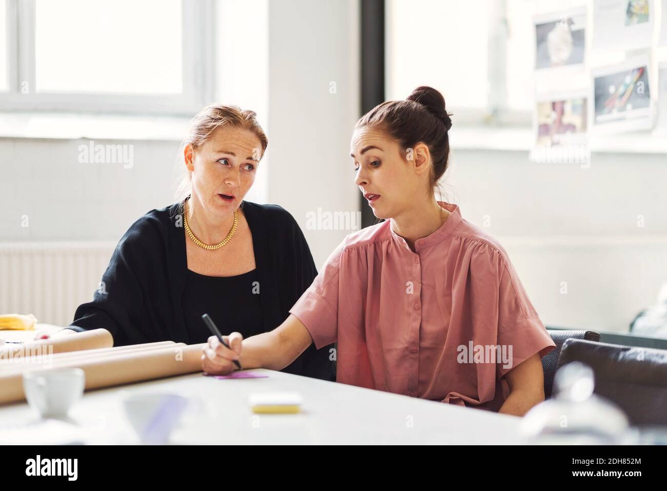 Femmes d'affaires discutant du nouveau projet à la table de conférence Banque D'Images