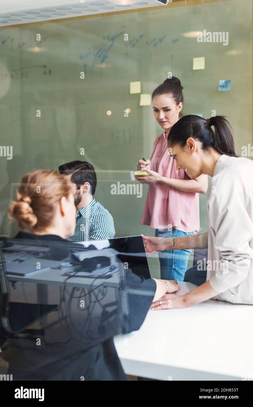 Équipe de professionnels en discussion dans la salle de conférence Banque D'Images
