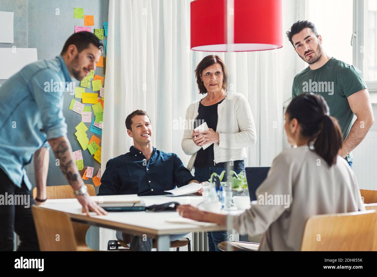 Équipe de professionnels discutant du projet à table au bureau Banque D'Images