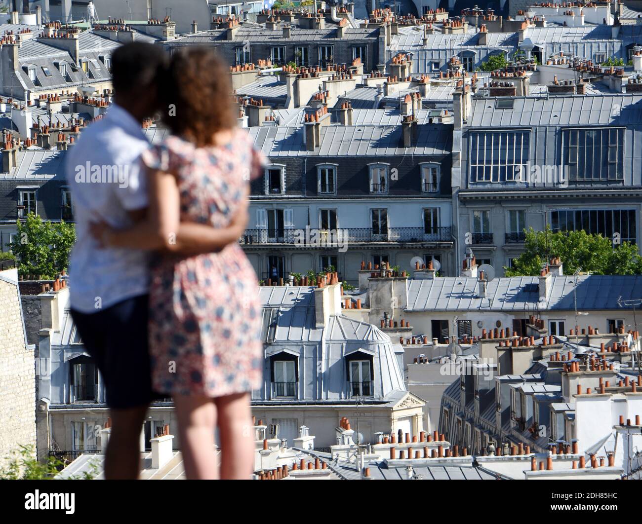Paris (France) : quartier de Montmartre dans le 18ème arrondissement (quartier). Les bâtiments ont vue de la colline de Montmartre et le couple embrassant chacun Banque D'Images