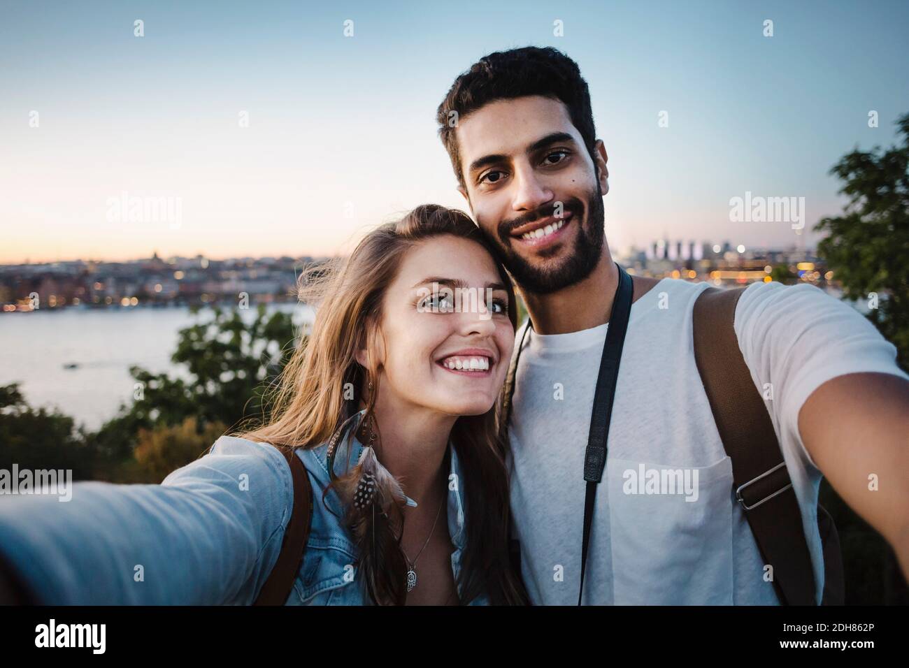 Portrait d'un couple touristique heureux contre ciel dégagé Banque D'Images