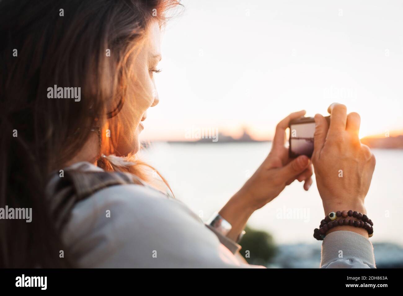 Les touristes féminins photographient avec un appareil photo numérique dans un ciel dégagé Banque D'Images