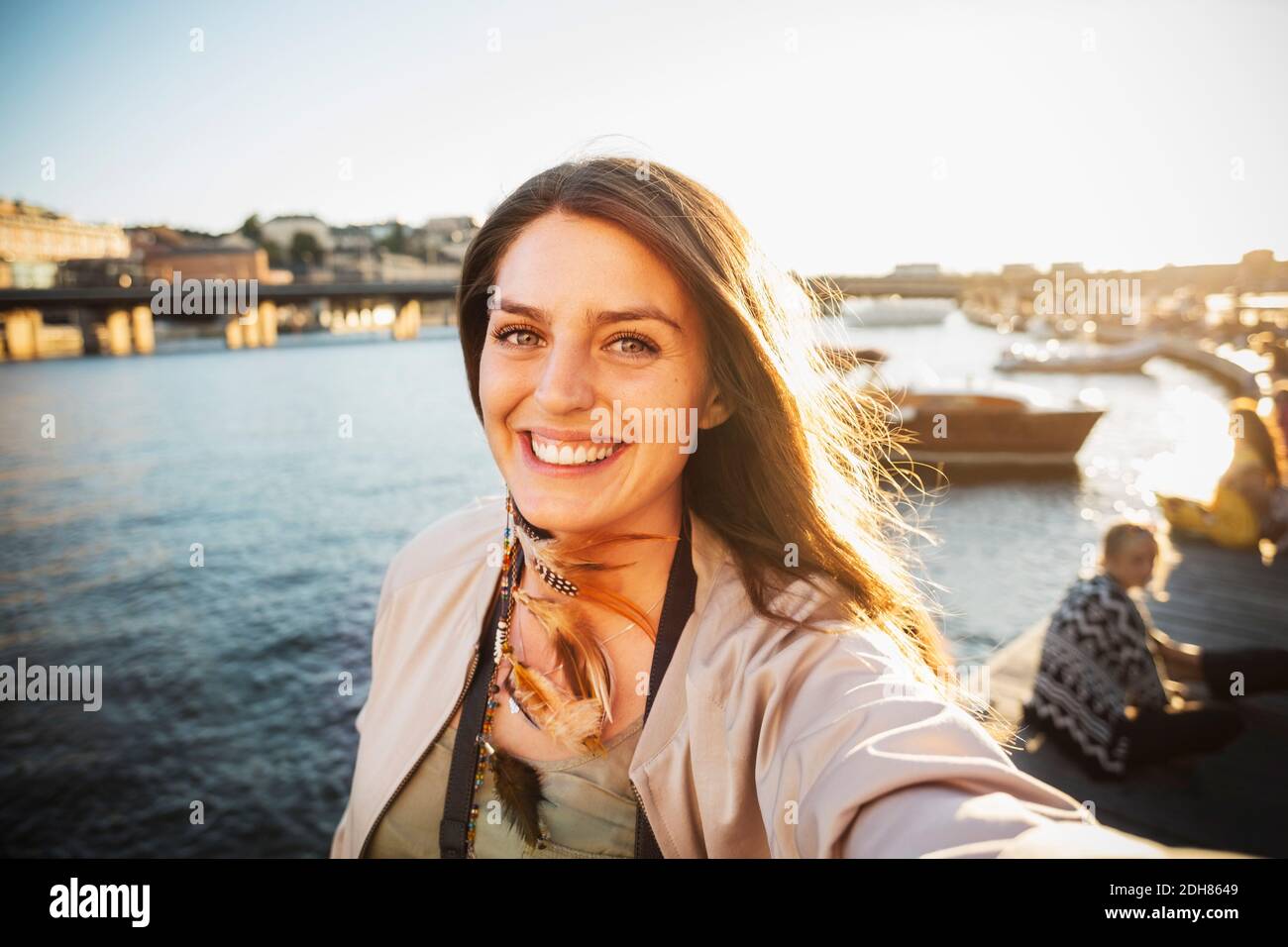 Portrait d'une heureuse femme touristique par rivière dans la ville Banque D'Images