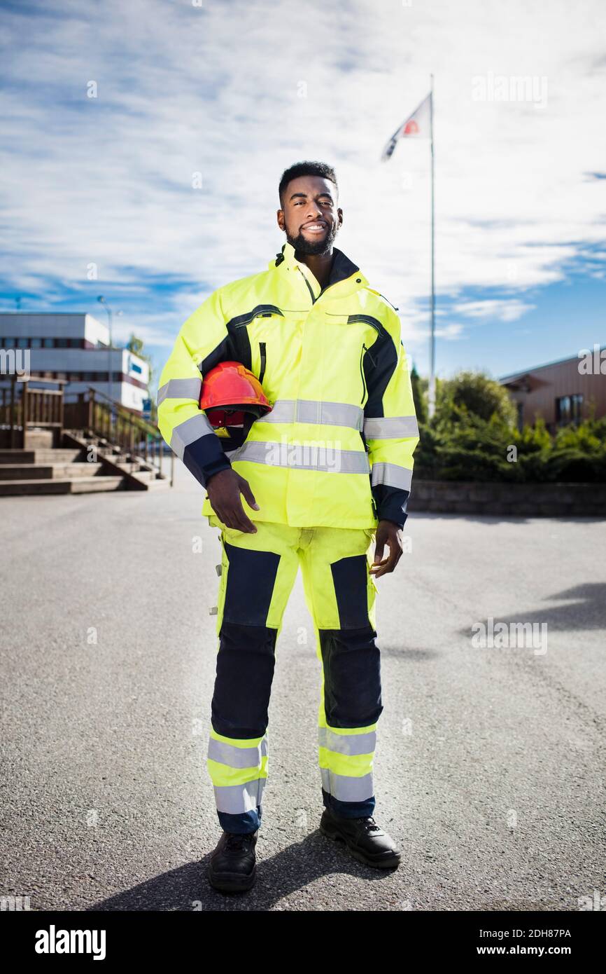 Portrait complet d'un étudiant en mécanique automobile confiant portant un élément réfléchissant veste extérieure Banque D'Images