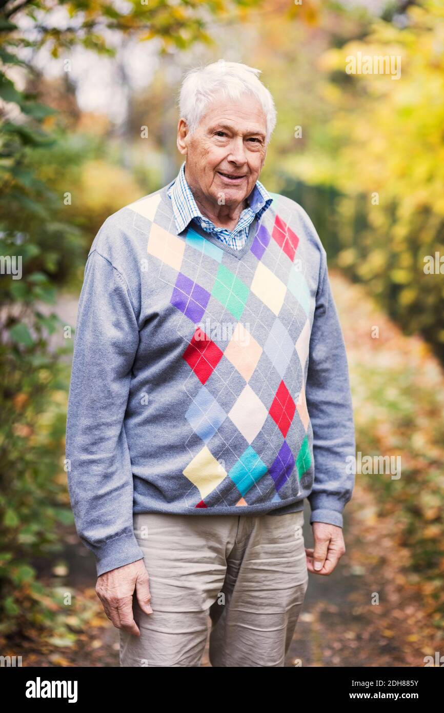 Portrait de l'homme senior debout dans le parc Banque D'Images