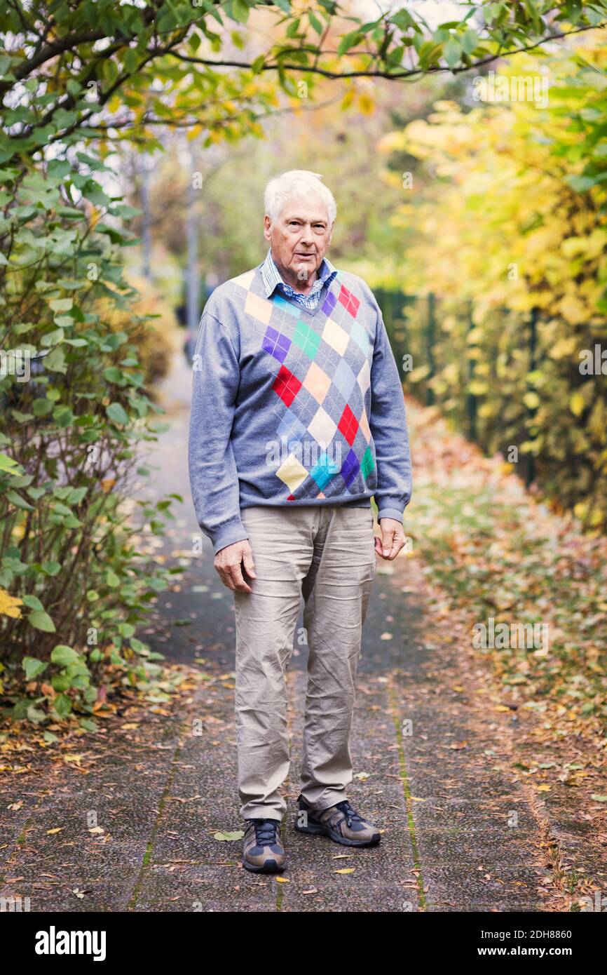 Portrait complet de l'homme âgé debout sur le sentier de la stationnement Banque D'Images