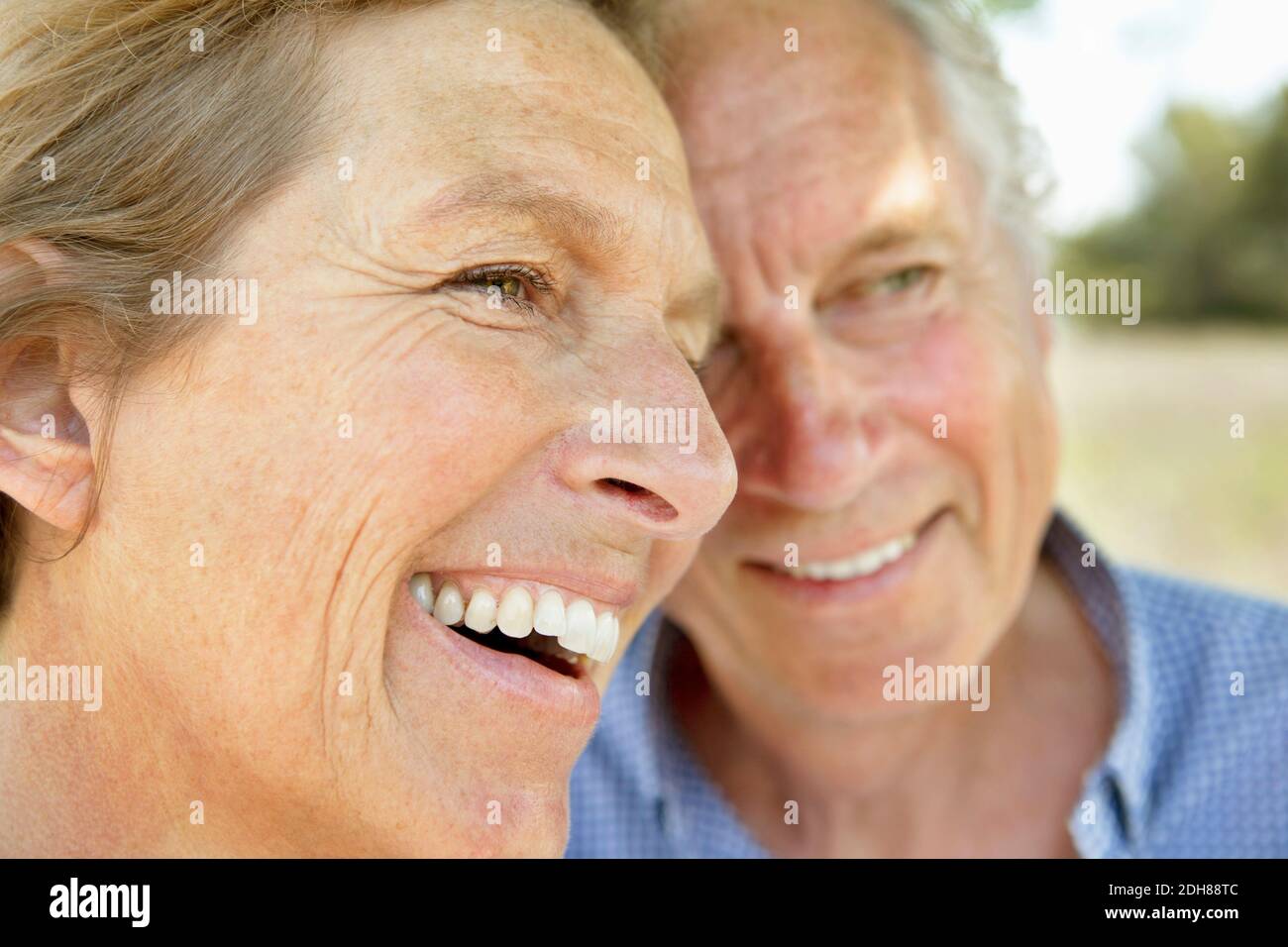 Proche d'un couple joyeux qui regarde loin Banque D'Images