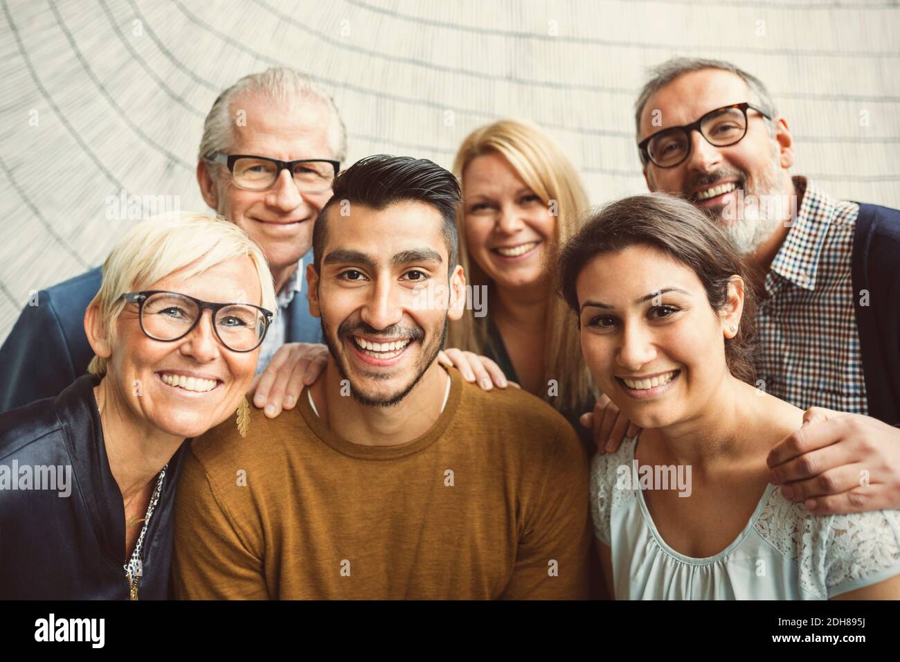 Équipe de professionnels confiants souriant au bureau Banque D'Images