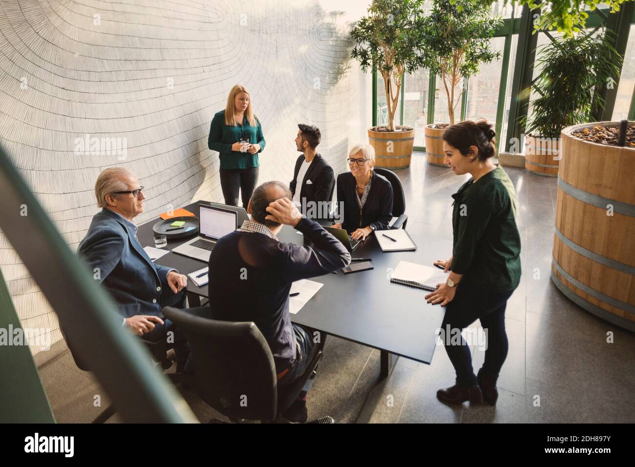 Équipe de professionnels créatifs discutant à table au bureau Banque D'Images