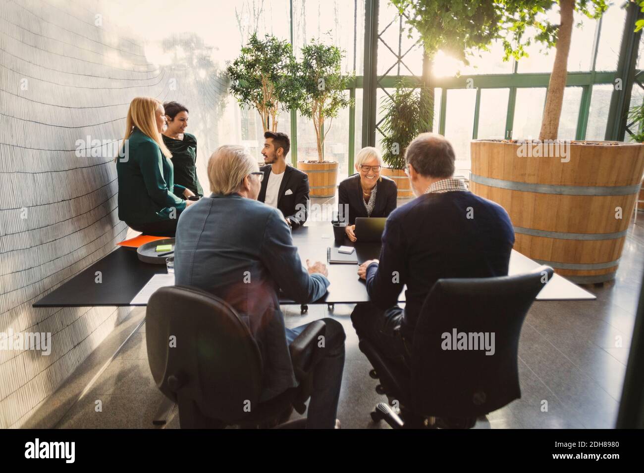 Équipe de professionnels créatifs discutant au bureau Banque D'Images