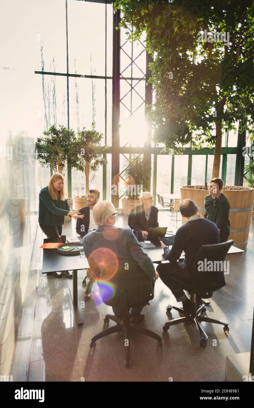 Équipe de professionnels discutant à table dans le bureau de création Banque D'Images