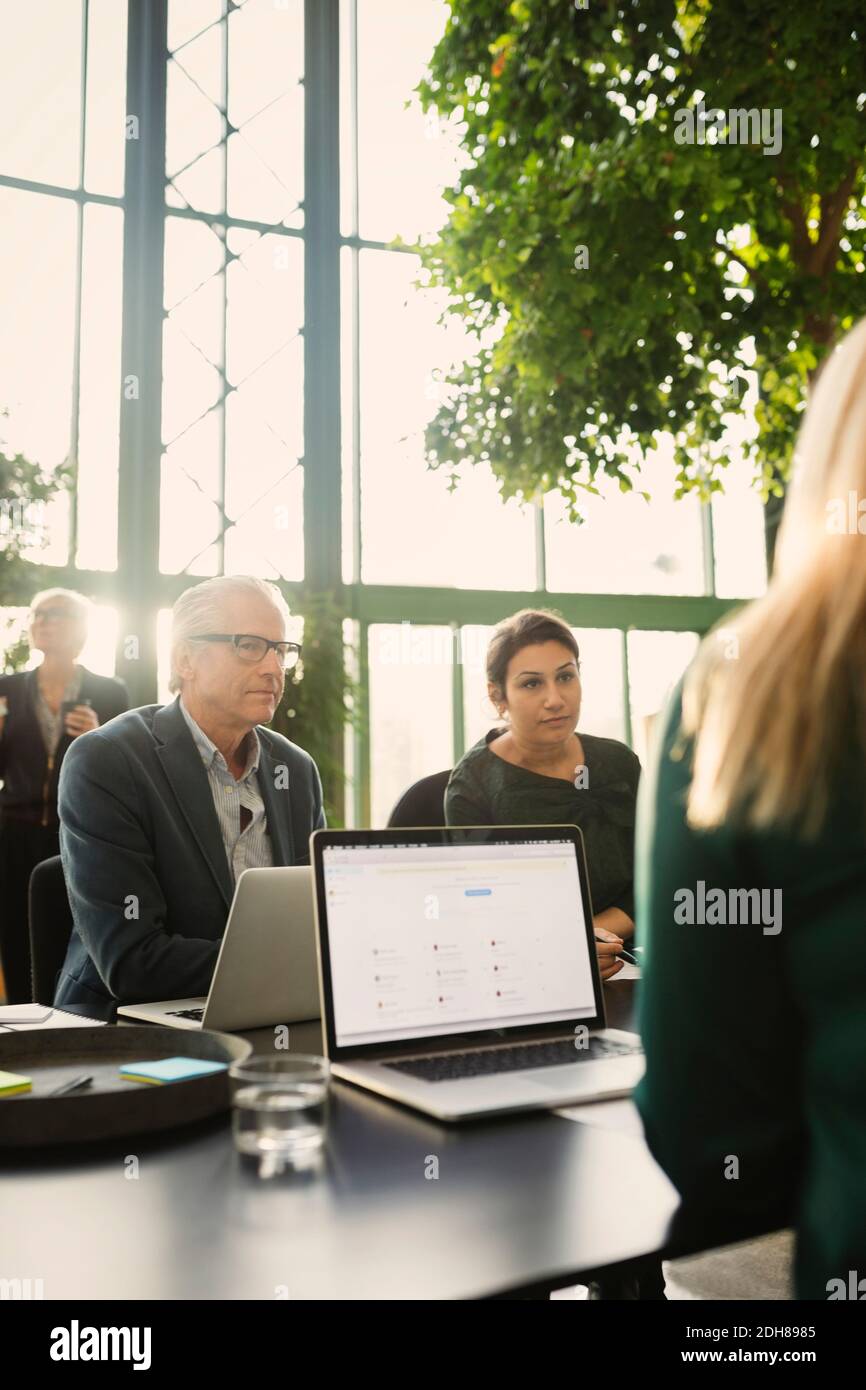 Équipe de professionnels créatifs discuant avec des ordinateurs portables table dans le bureau Banque D'Images