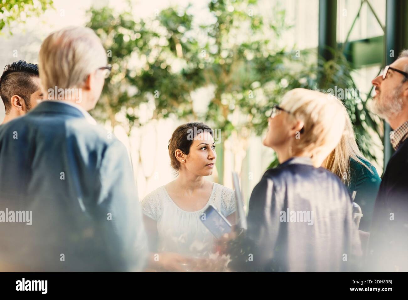 Équipe d'hommes d'affaires multiethniques dans le bureau de création Banque D'Images