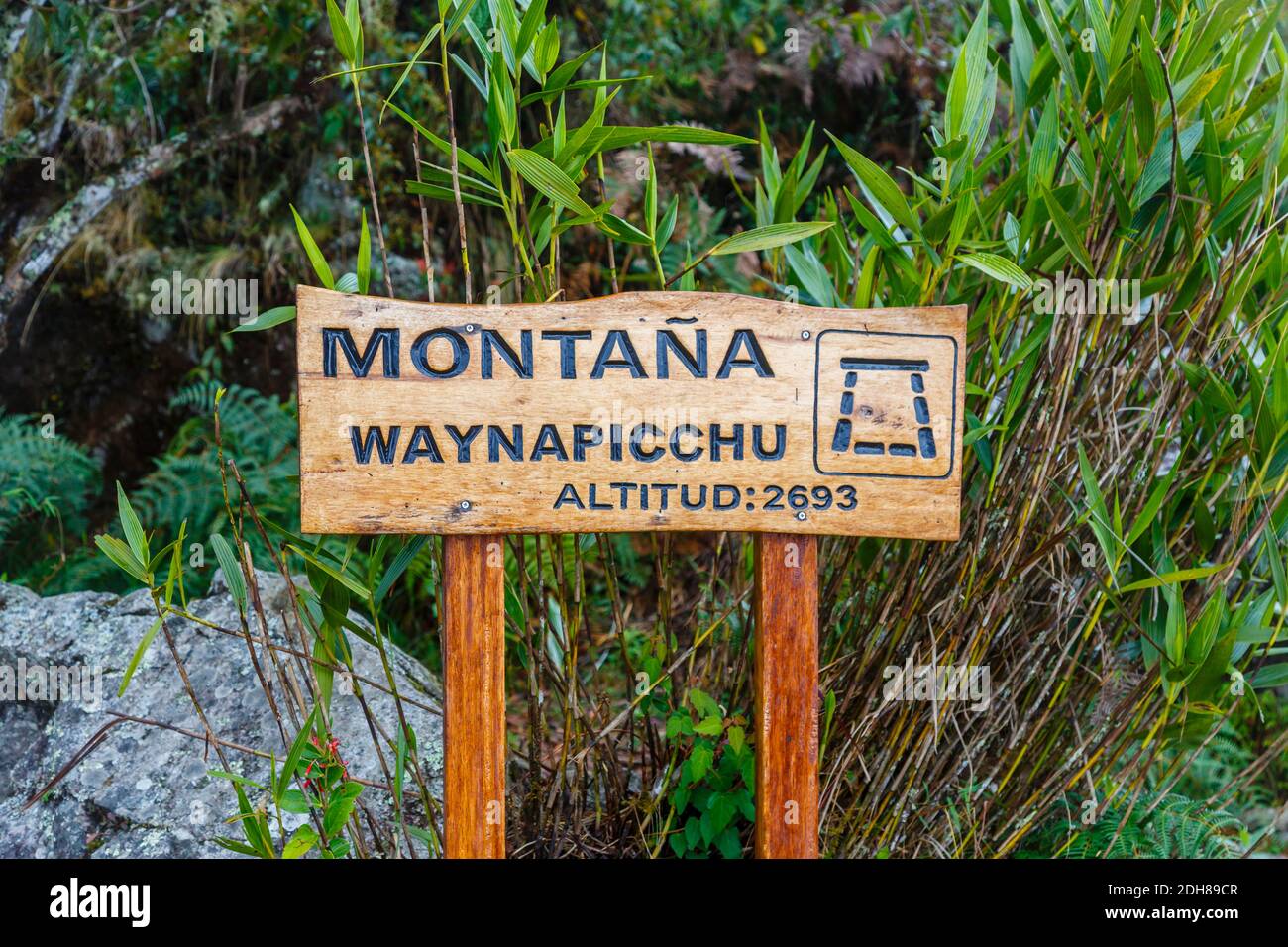 Panneau en bois avec l'altitude de 2693 mètres près du sommet ascendant Huayna Picchu (Waynapicchu) montagne derrière Machu Picchu, Pérou Banque D'Images