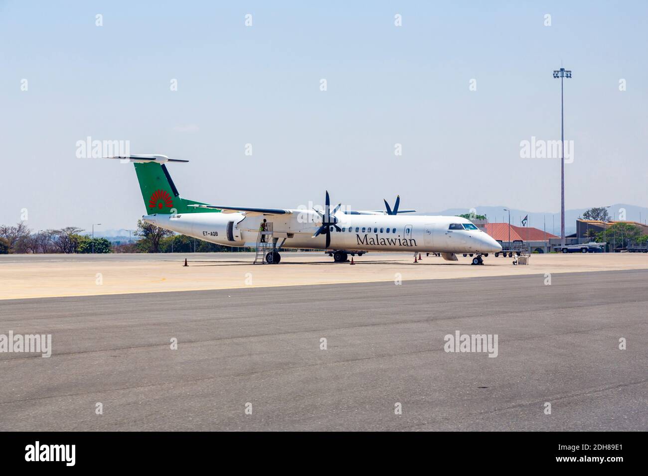 Malawian Airlines turbopropulseur de Havilland Canada Dash 8-400 (exploité par Ethiopian Airlines) sur la piste de l'aéroport international de Kamazu, Malawi Banque D'Images