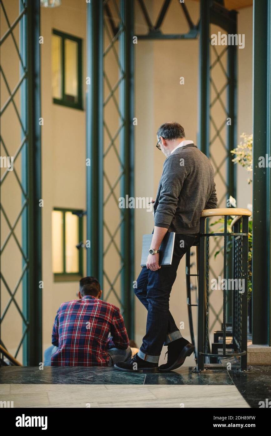 Hommes d'affaires dans l'escalier dans le bureau créatif Banque D'Images