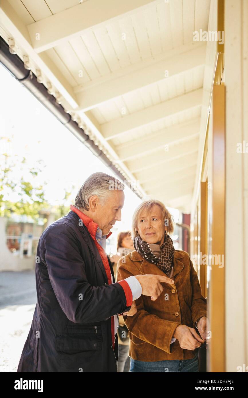 Bon couple senior achetant des billets au théâtre musical Banque D'Images