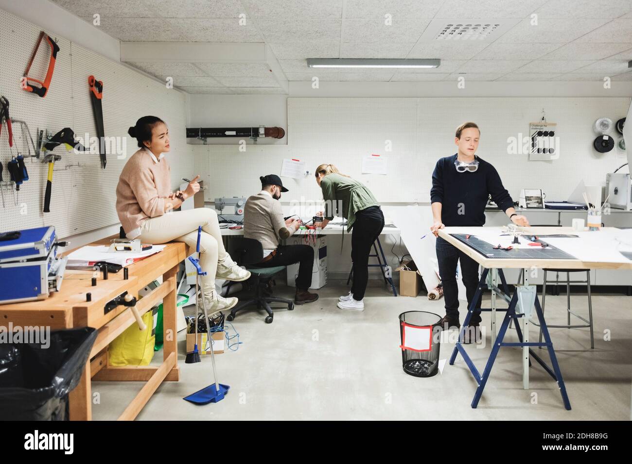 Ingénieurs travaillant sur un nouveau projet en atelier au bureau de création Banque D'Images