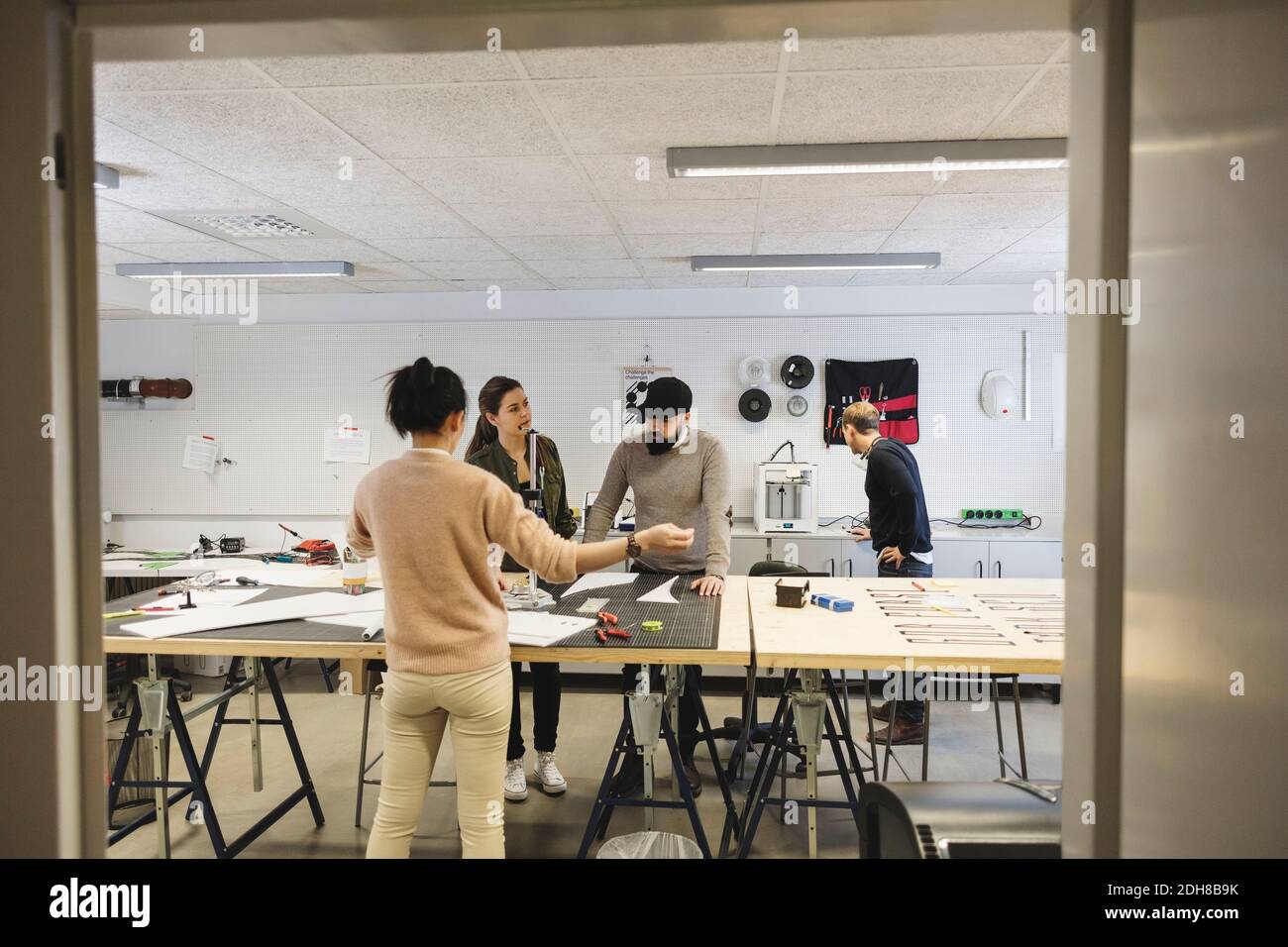 Ingénieurs planifiant et travaillant sur le projet dans le bureau de création Banque D'Images