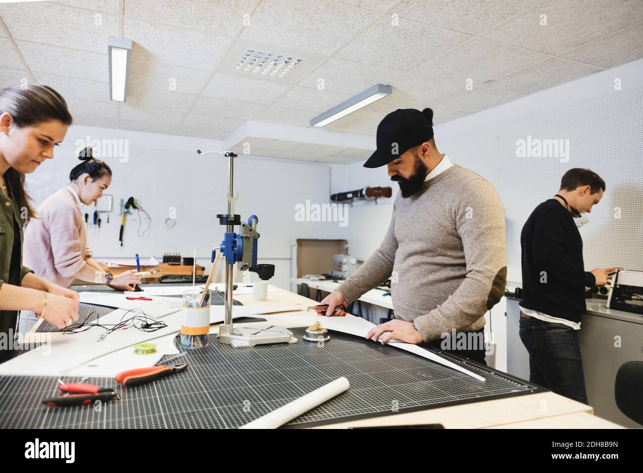 Ingénieurs travaillant sur le bureau de l'atelier dans le bureau de création Banque D'Images