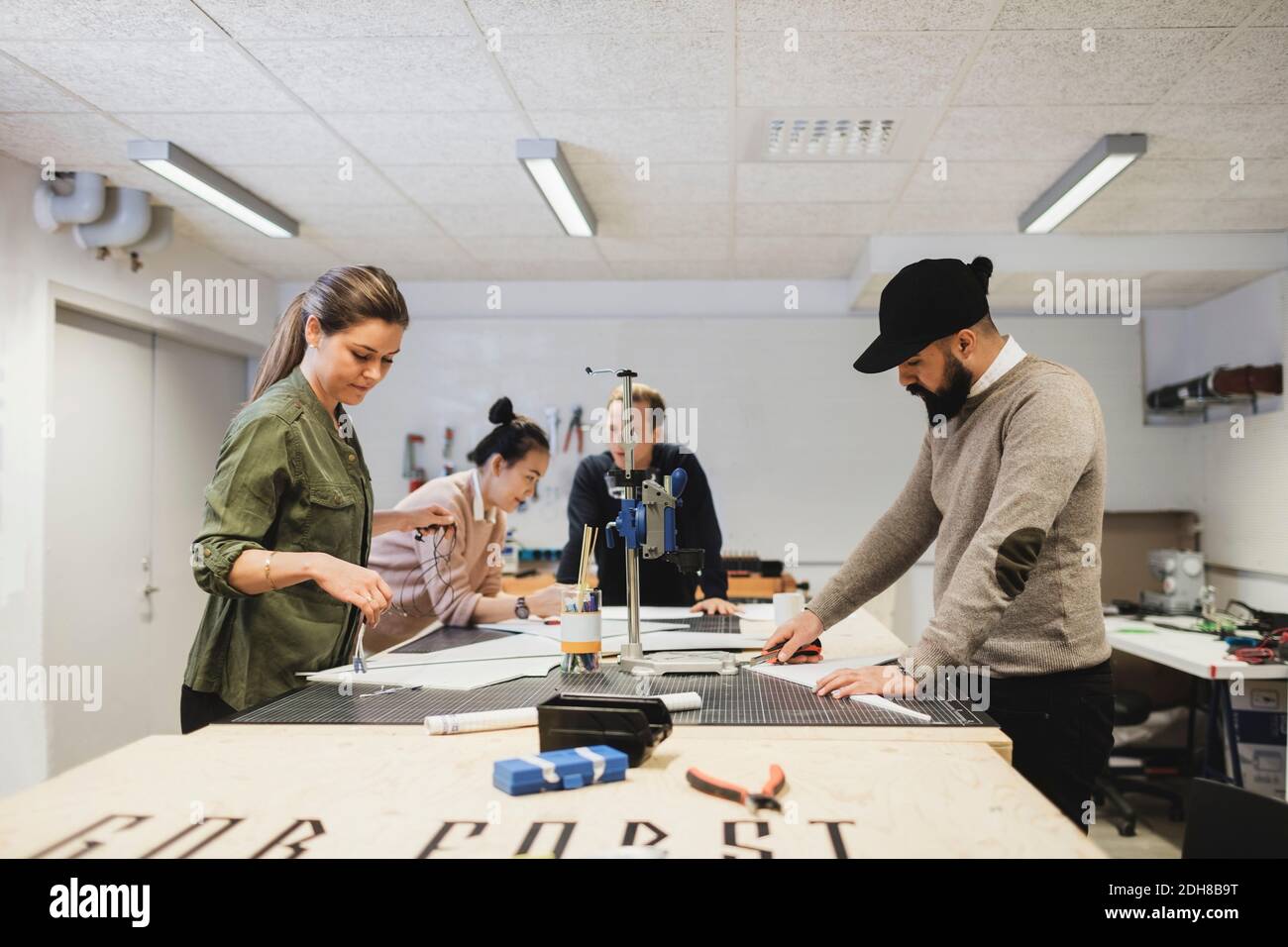 Les gens d'affaires travaillant sur table à l'atelier dans le bureau de création Banque D'Images