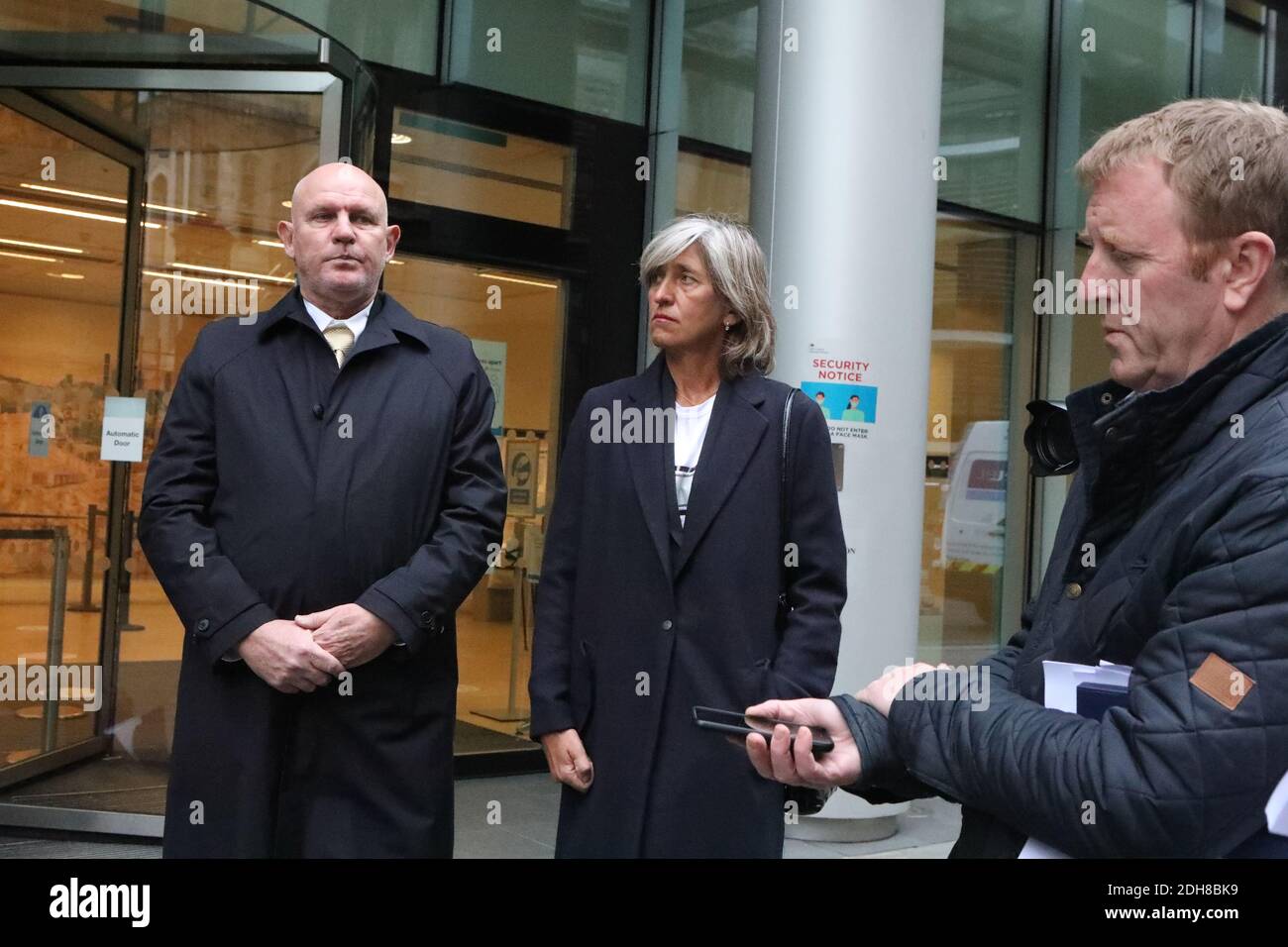 Alexander Zverev Senior (à gauche) et Irina Zvereva (au centre), les  parents de la star allemande du tennis Alexander Zverev, parlant aux médias  devant la haute Cour, dans le centre de Londres,